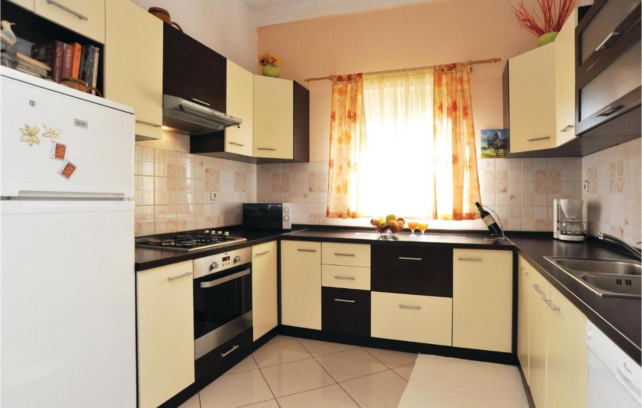 Beautiful Apartment In Maslenica With Kitchen Kültér fotó