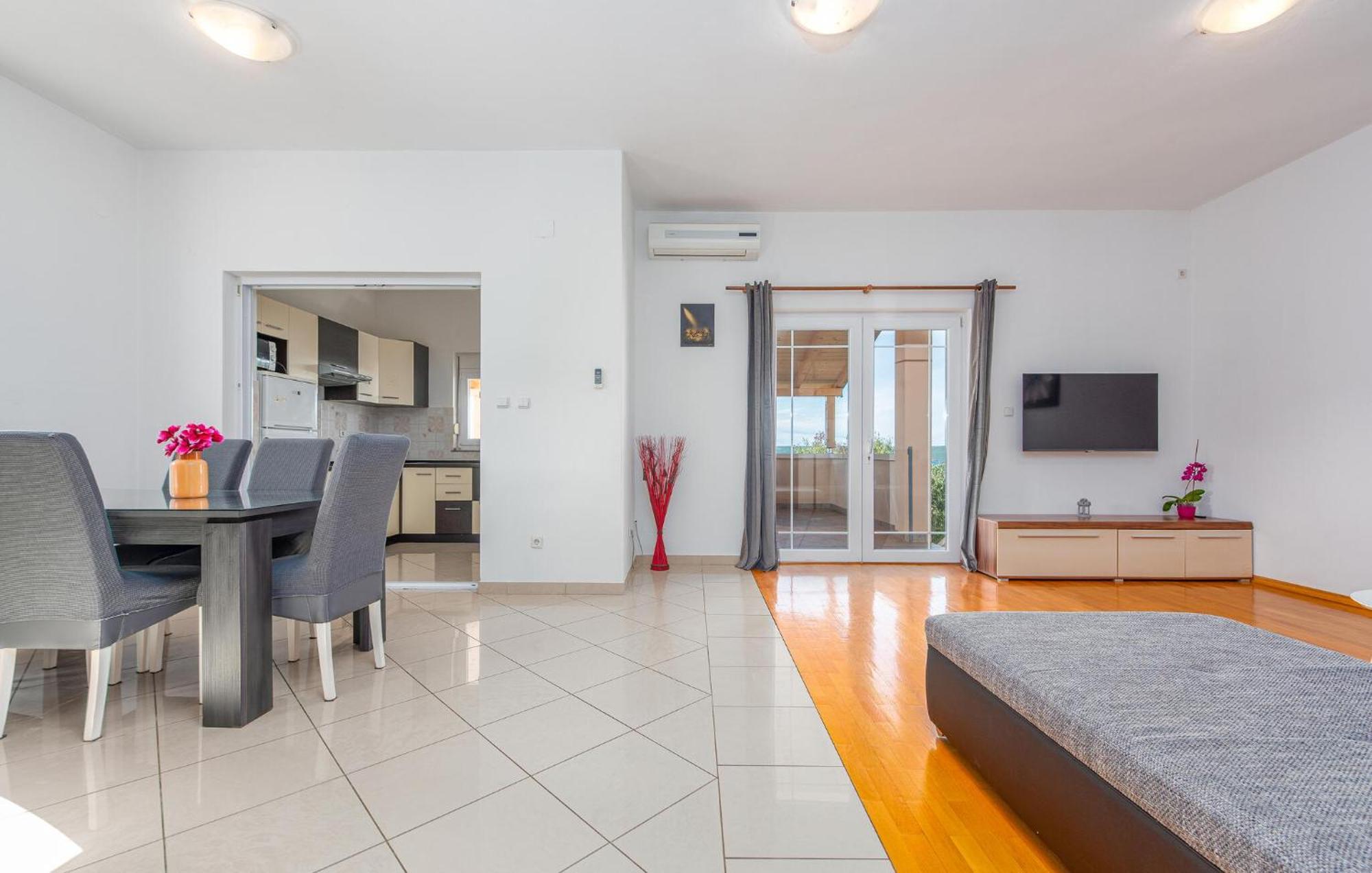 Beautiful Apartment In Maslenica With Kitchen Kültér fotó